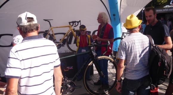 01 Robert Marchand intéressé par un vélo ....JPG