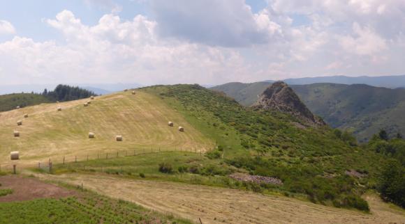 73 Le rocher du Château entre les cols de Sarasset et de la Fayolle.JPG