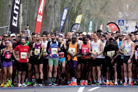 les-elites-sur-la-ligne-de-depart-du-marathon-d-annecy-photo-le-dl-gregory-yetchmeniza-petit.jpg